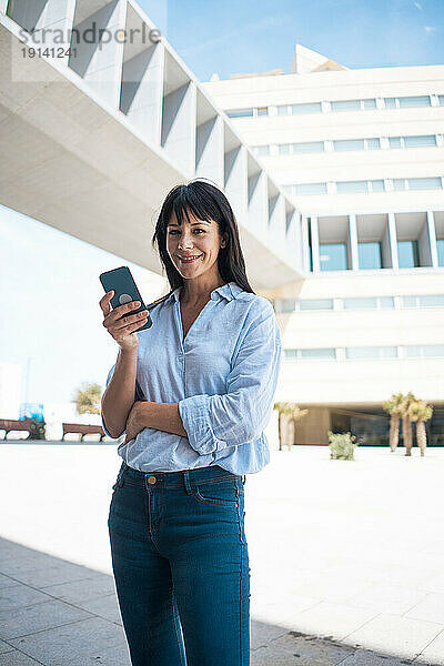 Lächelnde Geschäftsfrau mit Smartphone