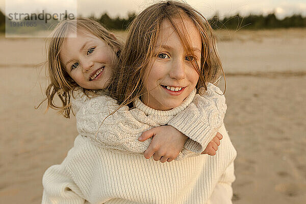 Fröhliche Mädchen genießen gemeinsam am Strand