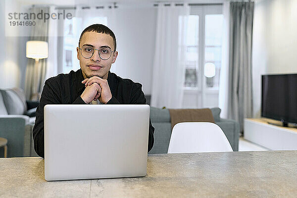 Mann mit Laptop auf Tisch zu Hause