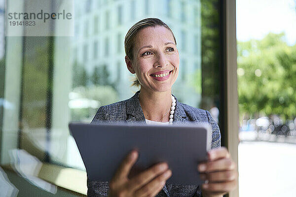 Lächelnde Geschäftsfrau mit Tablet-PC