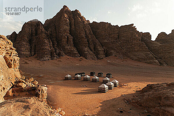 Zelte vor Felsen im Wüstencamp