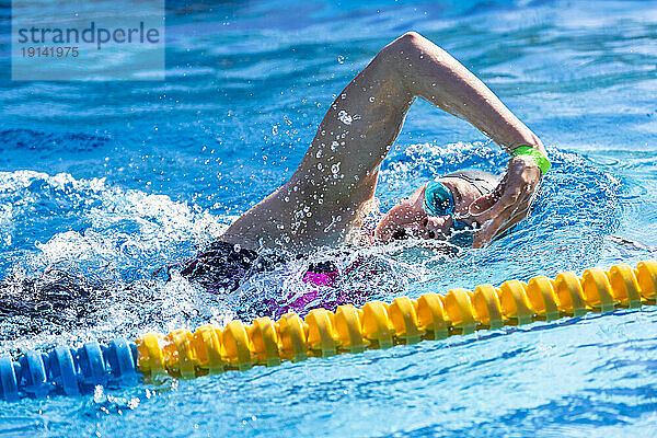 Junger Triathlet übt Schwimmen im Pool