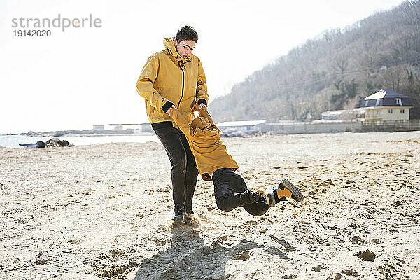 Bruder spinnt Geschwister am Strand