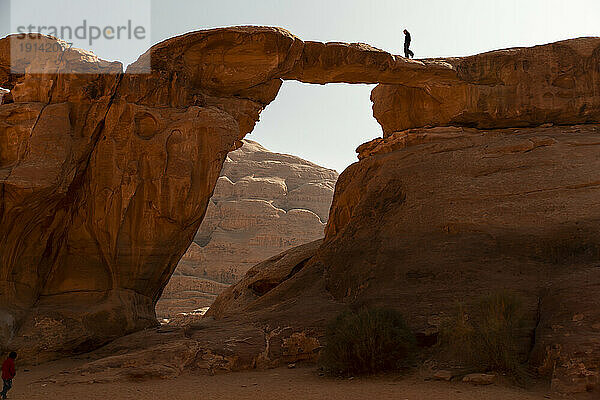 Junge Frau geht auf die Burdah-Brücke  Wadi Rum  Jordanien