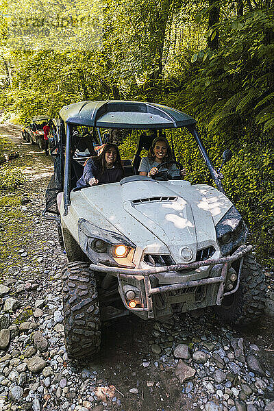 Freunde fahren Buggy und verbringen Urlaub im Wald