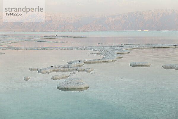 Salzformationen im Toten Meer bei Sonnenuntergang
