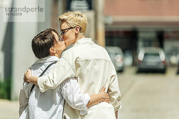 Liebevolles lesbisches Paar  das sich an einem sonnigen Tag küsst