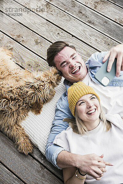 Glückliches junges Paar  das Selfie mit dem Smartphone macht