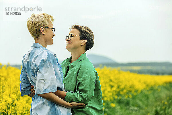 Glückliches lesbisches Paar  das sich umarmt
