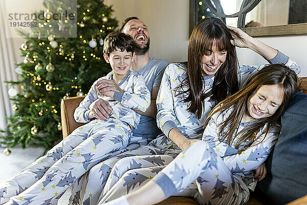Fröhliche Familie  die zur Weihnachtszeit gemeinsam Spaß zu Hause hat
