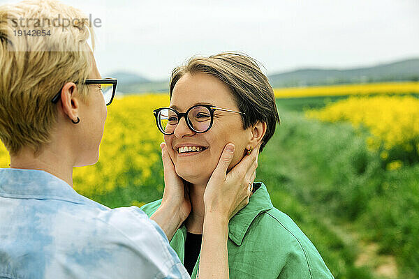 Glückliches lesbisches Paar mit Brille  das sich umarmt
