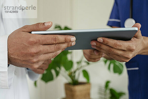 Ärzte überprüfen Tablet-PC in einer Gesundheitsklinik
