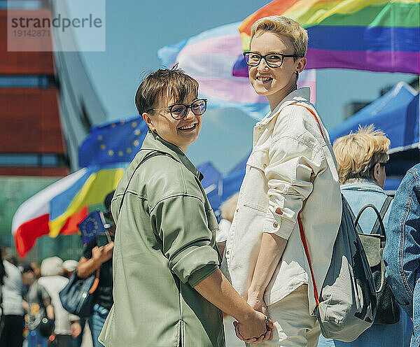 Fröhliche Lesben halten Händchen bei der Gay-Pride-Veranstaltung