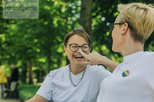 Fröhliche Lesben haben Spaß im Park