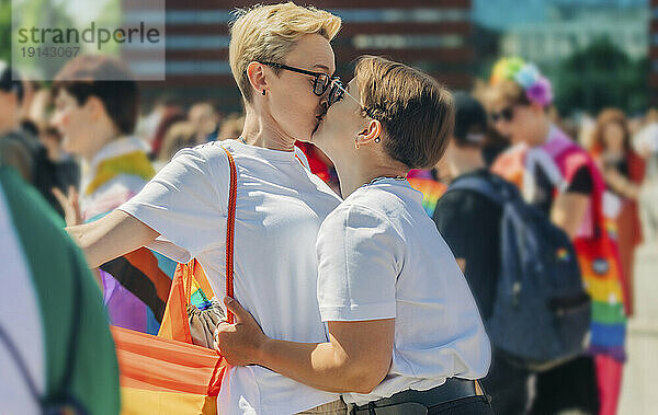 Lesben küssen sich bei einer Gay-Pride-Veranstaltung