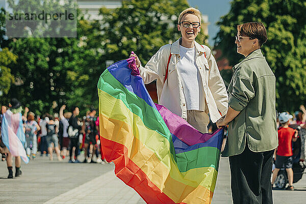 Glückliches lesbisches Paar  das gemeinsam Spaß bei der Gay-Pride-Veranstaltung hat