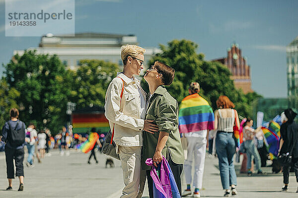 Liebevolles lesbisches Paar umarmt sich bei Gay-Pride-Event