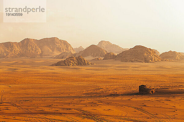 Malerischer Blick auf die Wüste Wadi Rum bei Sonnenuntergang