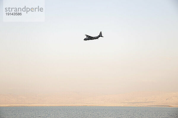 Flugzeug fliegt über das Tote Meer  Israel