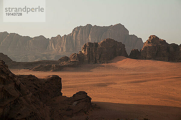 Malerische Aussicht auf Felsen in der Wüste Wadi Rum