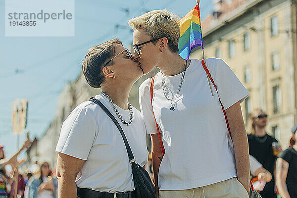 Lesbisches Paar küsst sich bei LGBTQIA-Pride-Event