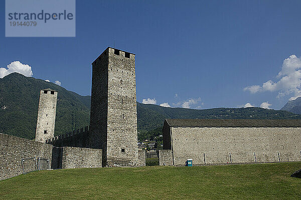 Europa  Schweiz  Tessin  Bellinzona  mittelalterliche Stadtmauer und Schloss Montebello Castrum Magnum  Castel Grande  Schloss Uri (1630) oder Altdorf und 1818 Schloss S. Michele.