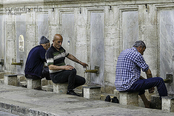 Türkei  Istanbul  Männer waschen Fuß