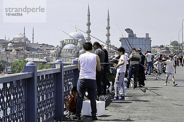 Türkei  Istanbul  moderne Brücke am Goldenen Horn