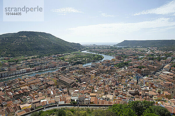 Europa  Italien  Sardinien  Oristano  Blick auf Bosa  das schöne Dorf mit bunten Häusern und der mittelalterlichen Burg Malaspina. Blick auf die Stadt mit dem schiffbaren Fluss Temo.