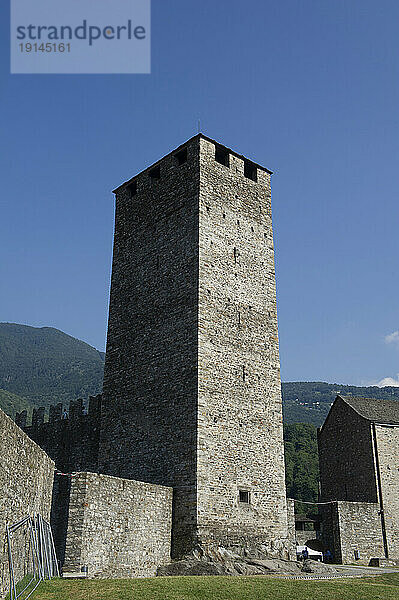 Europa  Schweiz  Tessin  Bellinzona  mittelalterliche Stadtmauer und Schloss Montebello Castrum Magnum  Castel Grande  Schloss Uri (1630) oder Altdorf und 1818 Schloss S. Michele.