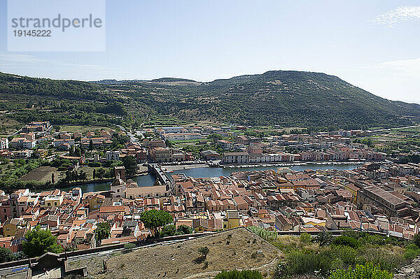 Europa  Italien  Sardinien  Oristano  Blick auf Bosa  das schöne Dorf mit bunten Häusern und der mittelalterlichen Burg Malaspina. Blick auf die Stadt mit dem schiffbaren Fluss Temo.