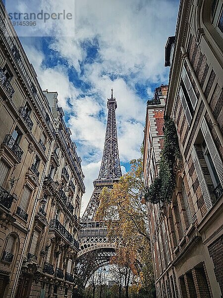 Der Eiffelturm  gesehen durch die Pariser Gebäude. Herbstliche Stimmung in Paris  Frankreich  Europa