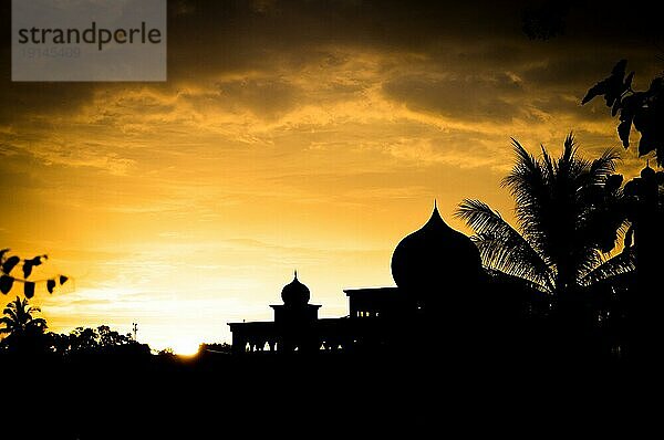 Silhouette der Moschee in Langawi  Malaysia bei Sonnenuntergang. Der Islam ist die Staatsreligion von Malaysia