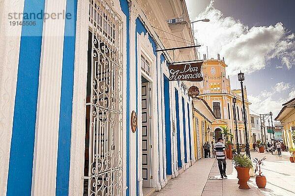 Sancti Spiritus  Kuba am 1. Januar 2016: Die farbenfrohen Fassaden des historischen Zentrums wurden wunderschön restauriert  aber im Gegensatz zu Trinidad ist Sancti Spiritus nicht von Touristen überlaufen