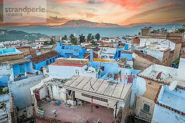 Erstaunlicher Sonnenaufgang über den Dächern der Blaün Stadt von Chefchaouen  Medina  Marokko  wo die Bewohner ihre Wäsche aufhängen  Afrika