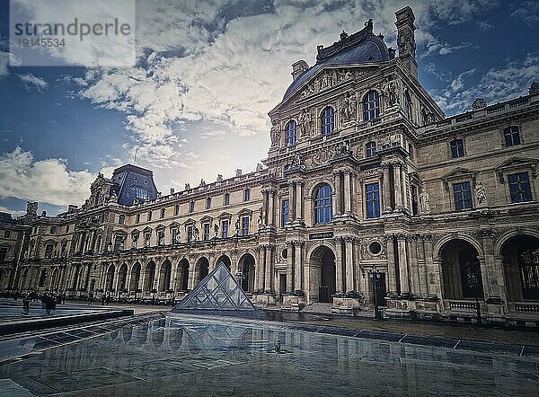 Blick von außen auf das Louvremuseum in Paris  Frankreich. Das historische Palastgebäude