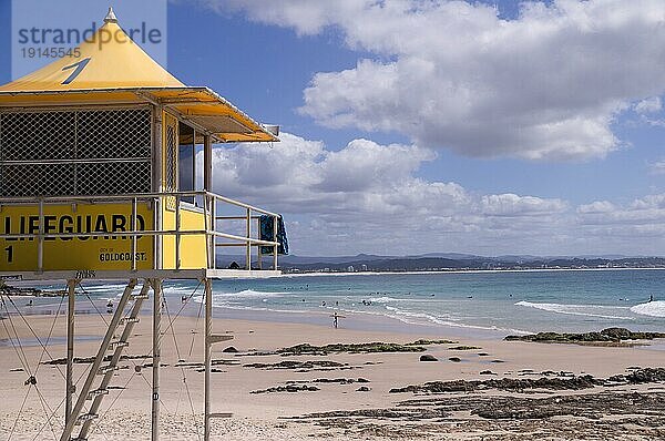 Gelber Rettungsschwimmerturm mit Blick auf den Strand und den blaün Himmel bei Snapper Rocks  Gold Coast  Queensland  Australien  Ozeanien