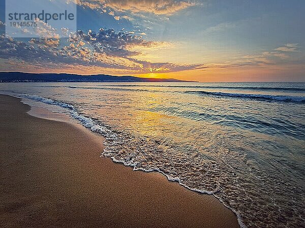 Meer Sonnenaufgang Szene  natürlichen Hintergrund. Am frühen Morgen am Strand mit einem friedlichen Blick auf die Morgendämmerung über den Hügeln. Sommerurlaub am Meer  Reisekonzept
