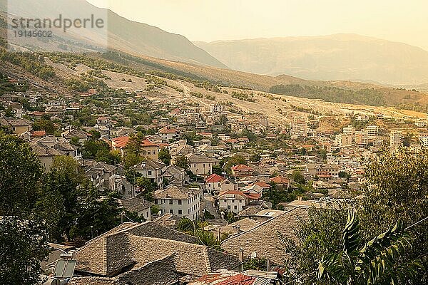 Gjirokaster ist eine wunderschöne Stadt in Albanien  in der das osmanische Erbe deutlich sichtbar ist. Diese UNESCO Welterbestätte bietet gut erhaltene mittelalterliche Häuser