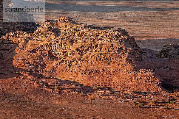 Viele Leute besuchen Wadi Rum  die schönste Wüste Jordaniens  wenn nicht sogar des ganzen Nahen Ostens  nur auf einer Jeeptour  aber es gibt auch einige schöne Wanderungen zu unternehmen