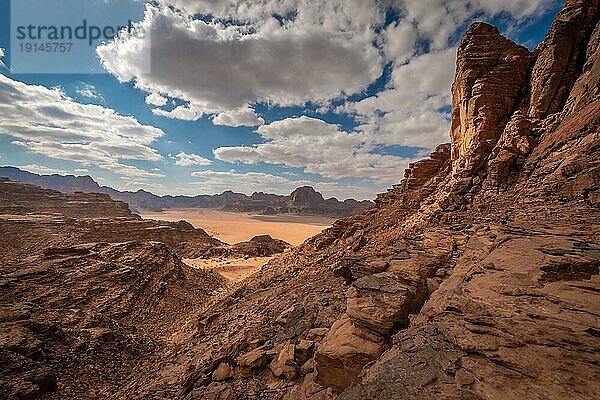 Viele Leute besuchen Wadi Rum  die schönste Wüste Jordaniens  wenn nicht sogar des ganzen Nahen Ostens  nur auf einer Jeeptour  aber es gibt auch einige schöne Wanderungen zu unternehmen