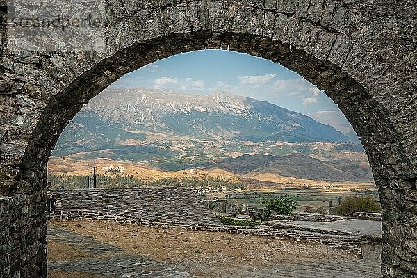 Gjiroskaster  Albanien  gehört zum UNESCO Weltkulturerbe und beherbergt Festungsruinen aus der Zeit des Osmanischen Reiches. Schöne albanische Berge umgeben die alte Stadt  Europa