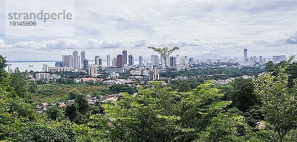 Blick auf die Skyline von Georgetown  Malaysia  vom Penang Hill aus  einem beliebten Ziel für Touristen  das mit einer Zahnradbahn erreicht wird  Asien