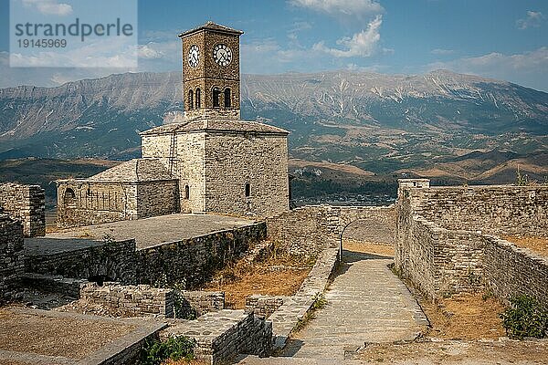 Gjirokaster ist eine wunderschöne Stadt in Albanien  in der das osmanische Erbe deutlich sichtbar ist. Hoch über der Stadt bietet die riesige Burg einen Panoramablick auf die umliegenden Täler und Berge