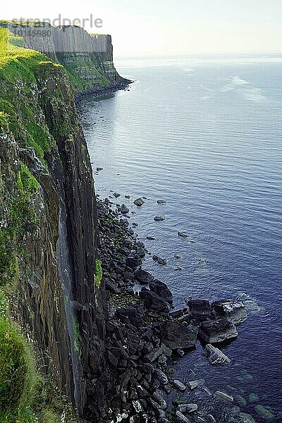 Schottland ist voller schöner Landschaften  wohin man auch schaut. Die Schönheit der Natur ist schwer in Worte zu fassen: Creag an Fheilidh (Kiltfelsen) ist ein schöner Aussichtspunkt bei Staffin mit einem Wasserfall  der ins Meer stürzt