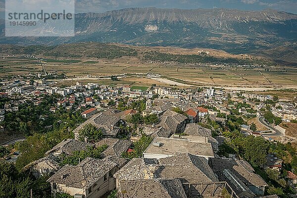 Gjirokaster ist eine wunderschöne Stadt in Albanien  in der das osmanische Erbe deutlich sichtbar ist. Diese UNESCO Welterbestätte bietet gut erhaltene mittelalterliche Häuser  umgeben von wunderschönen Bergen