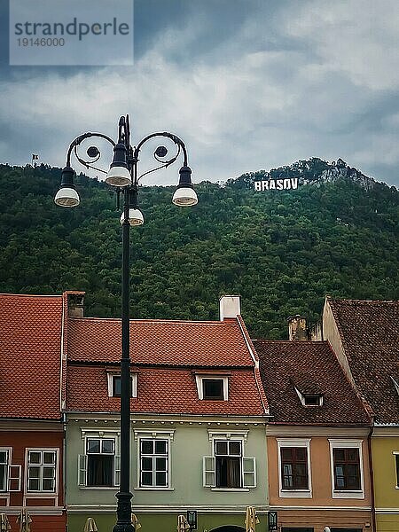 Die Altstadt von Brasov (Kronstadt) mit ihren farbenfrohen alten Gebäuden im traditionellen sächsischen Stil und dem Blick auf das Schild auf dem Hügel. Beliebter Touristenort in Rumänien