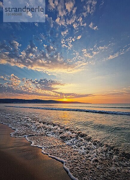 Seascape Morgengrauen Szene  natürliche vertikalen Hintergrund. Am frühen Morgen am Strand mit einem friedlichen Blick auf den Sonnenaufgang über den Hügeln. Ruhiger Sommerurlaub  Meer Reisekonzept