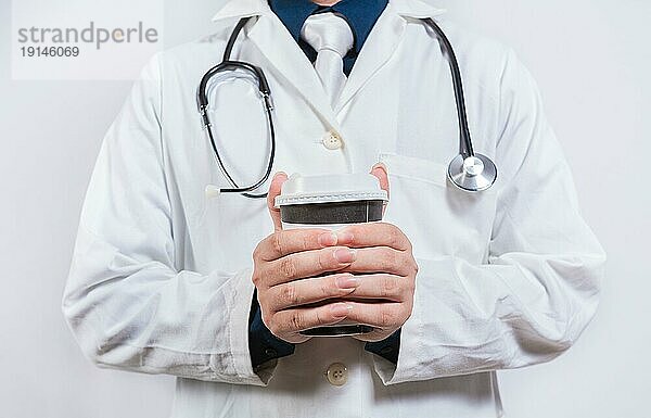 Hände des Arztes halten Kaffee zum Mitnehmen auf isoliertem Hintergrund. Arzt Hände halten Papier Kaffee
