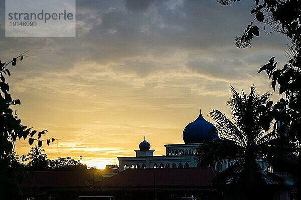 Silhouette der Moschee in Langawi  Malaysia bei Sonnenuntergang. Der Islam ist die Staatsreligion von Malaysia